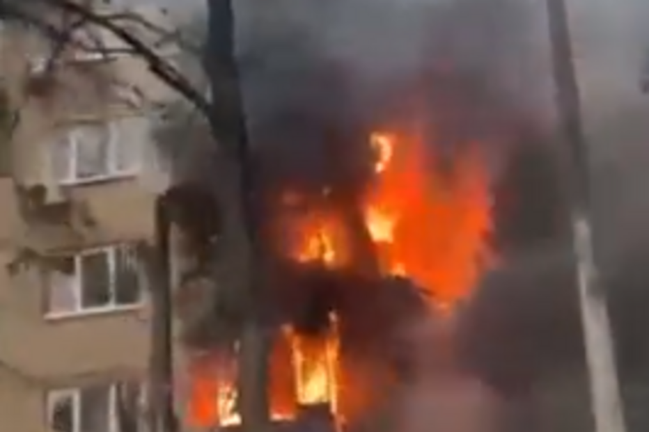 Edíficios residenciais atingidos em Kiev