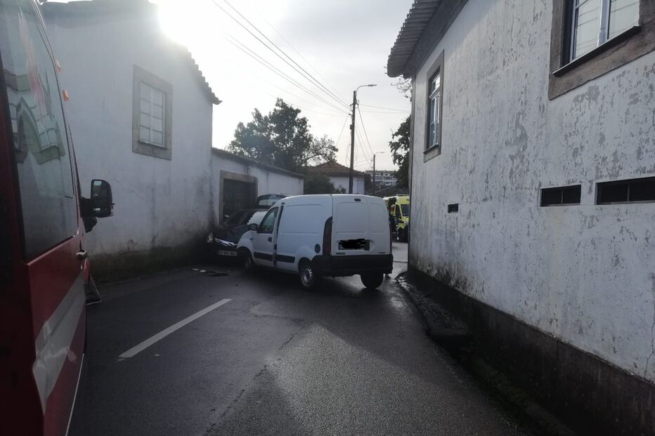 Acidente em Oliveira de Azeméis causa dois feridos ligeiros