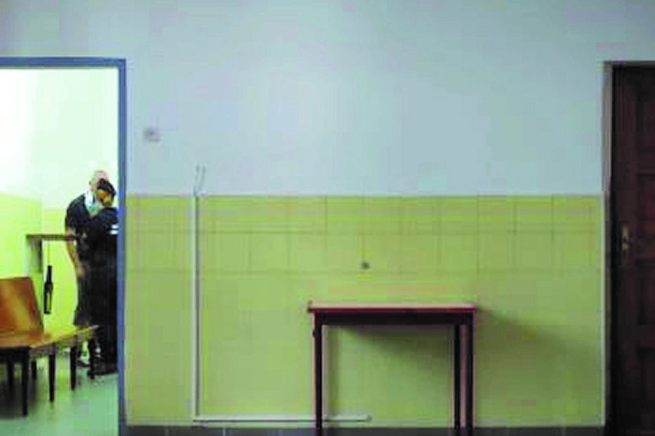 Recluso e guarda surgem aos beijos e abraços num vídeo