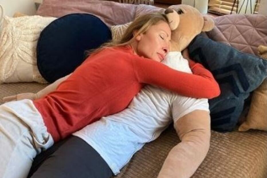 Urso polar de tamanho real é o novo apoio emocional dos solteiros solitários