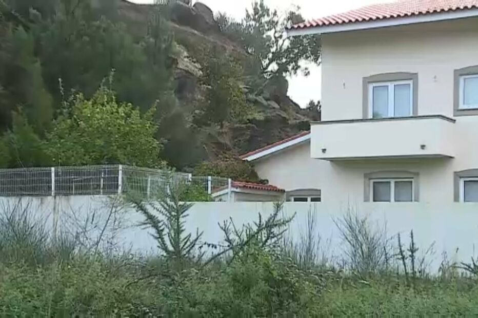 Deslizamento de terras causa dois mortos 