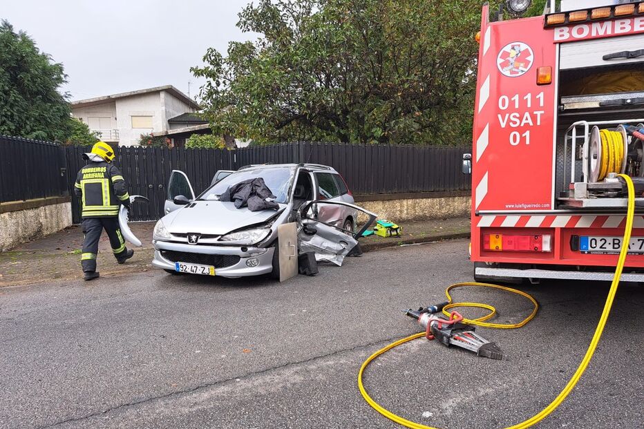 Colisão entre dois carros em Santa Maria da Feira