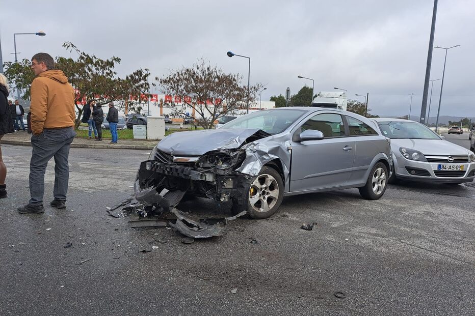 Colisão entre dois carros em Santa Maria da Feira