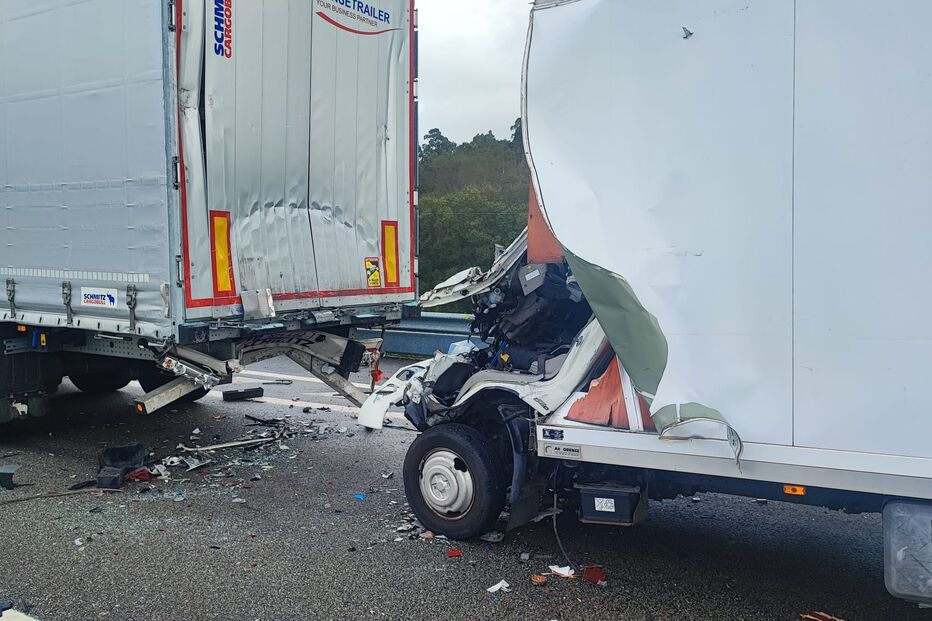 Acidente entre dois camiões