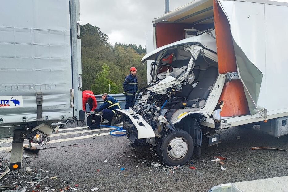 Acidente entre dois camiões