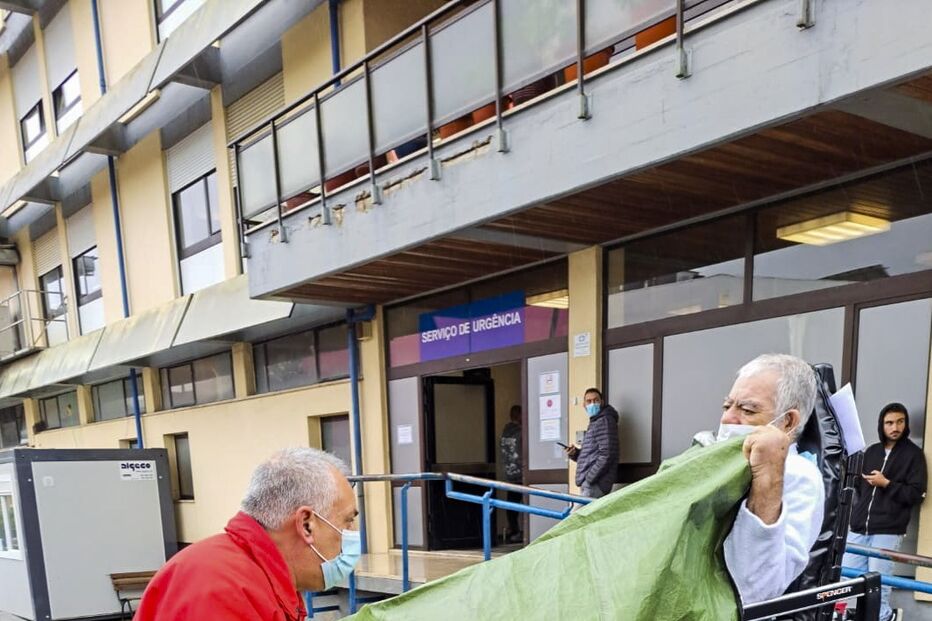 Doentes são expostos à chuva e  ao frio para acederem  às Urgências do Hospital de Torres Vedras.