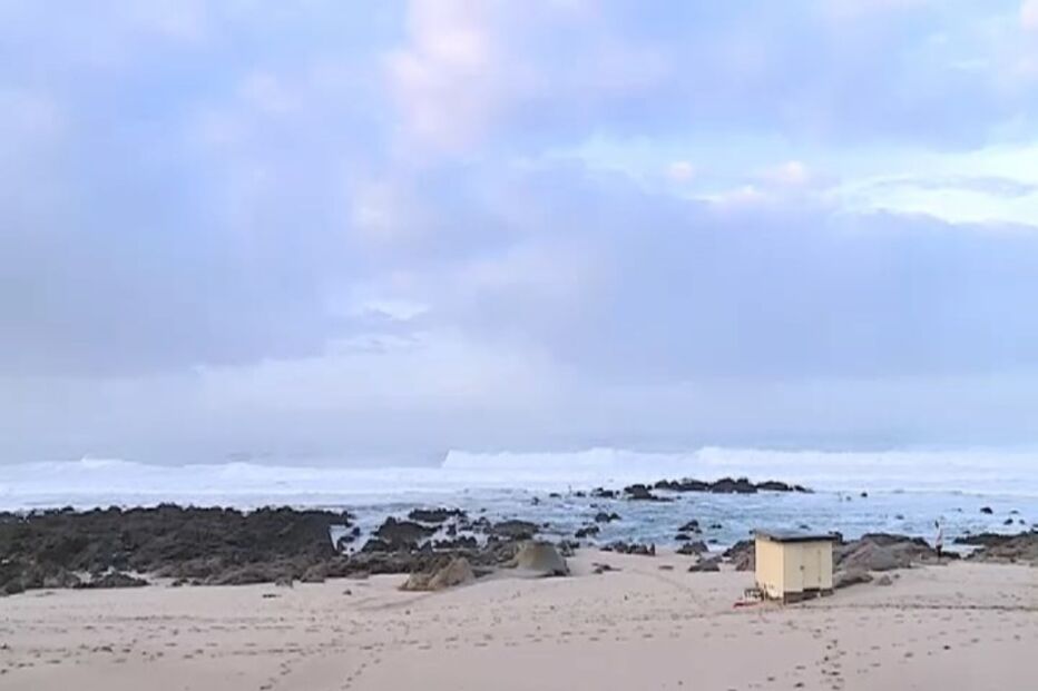 Jovem desaparece após ser arrastada por onda na praia da Lagoa na Póvoa de Varzim