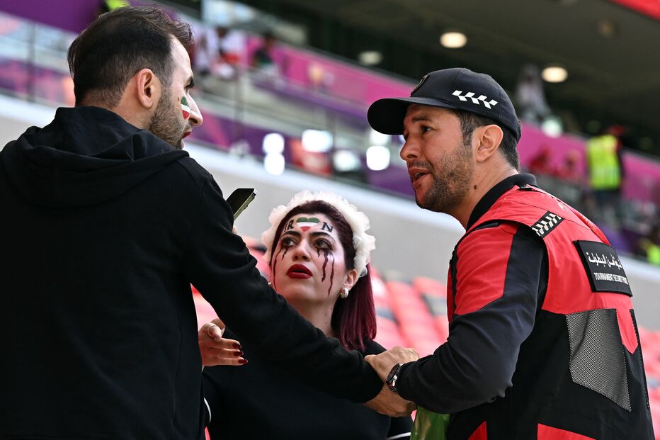 Adeptos do Irão protestam contra o governo nas bancadas