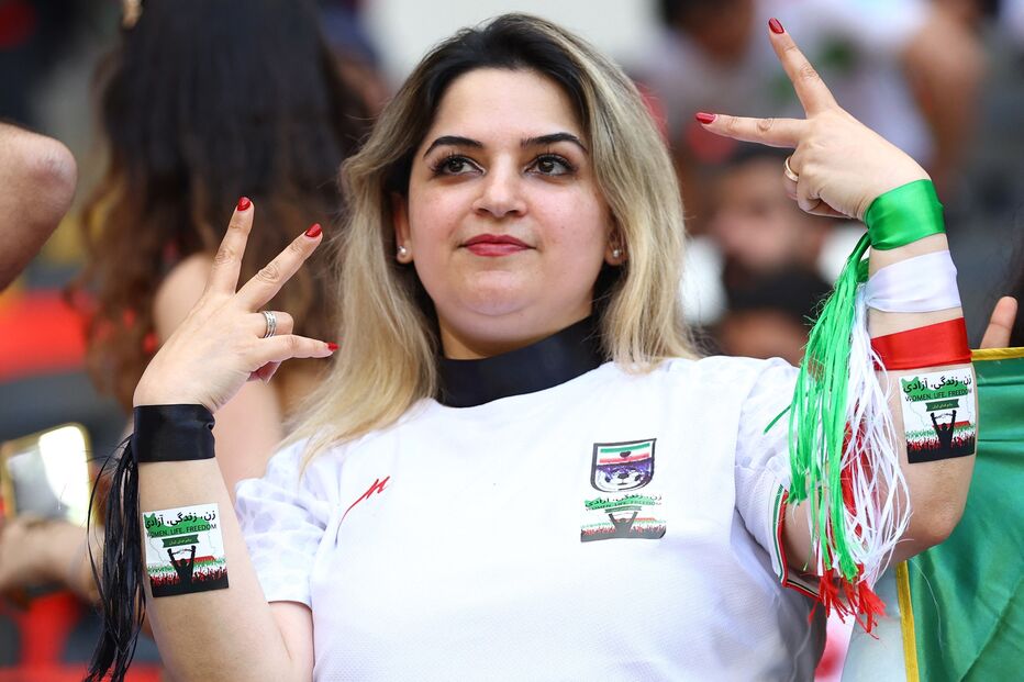 Adeptos do Irão protestam contra o governo nas bancadas