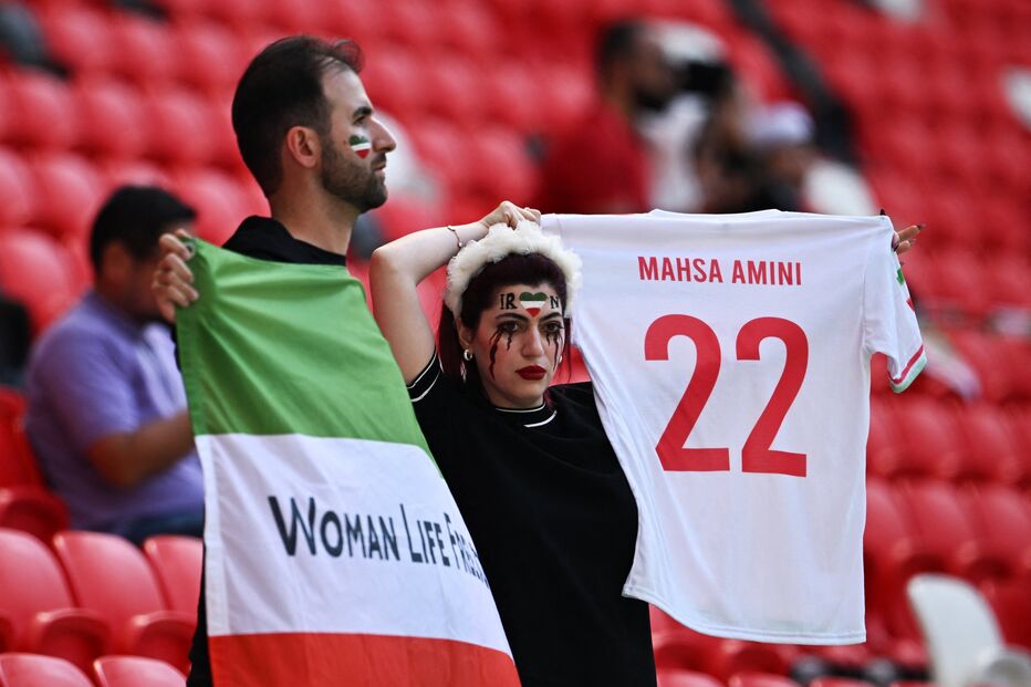 Adeptos do Irão protestam contra o governo nas bancadas