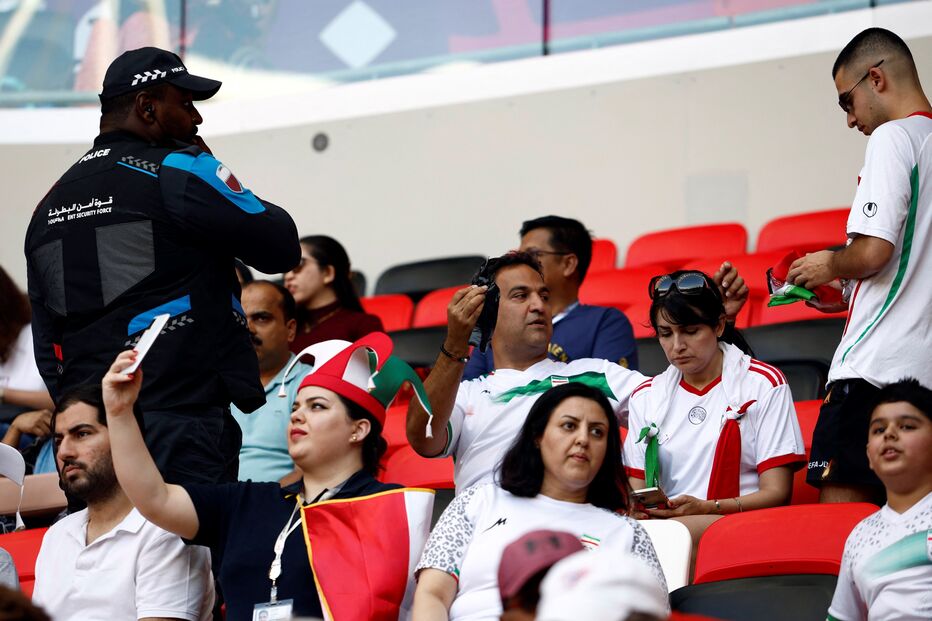 Adeptos do Irão protestam contra o governo nas bancadas