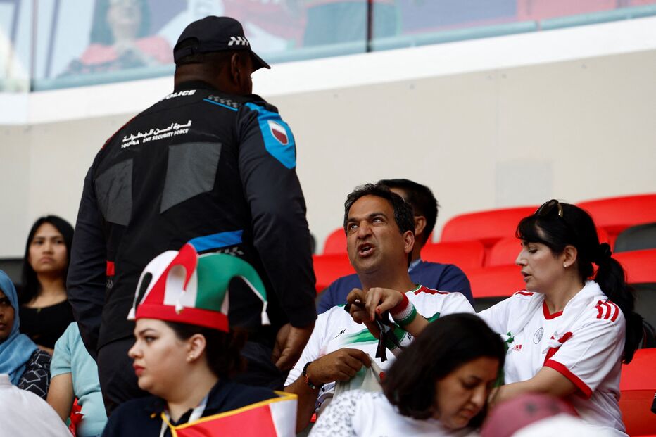 Adeptos do Irão protestam contra o governo nas bancadas