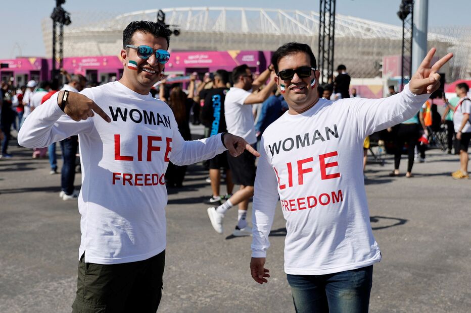 Adeptos do Irão protestam contra o governo nas bancadas