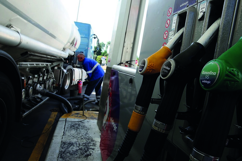 Gasolina e gasóleo vão baixar cinco cêntimos a partir de segunda-feira