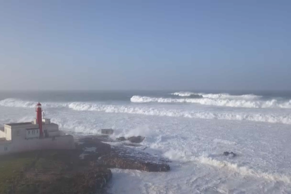 Aviso amarelo devido à agitação marítima