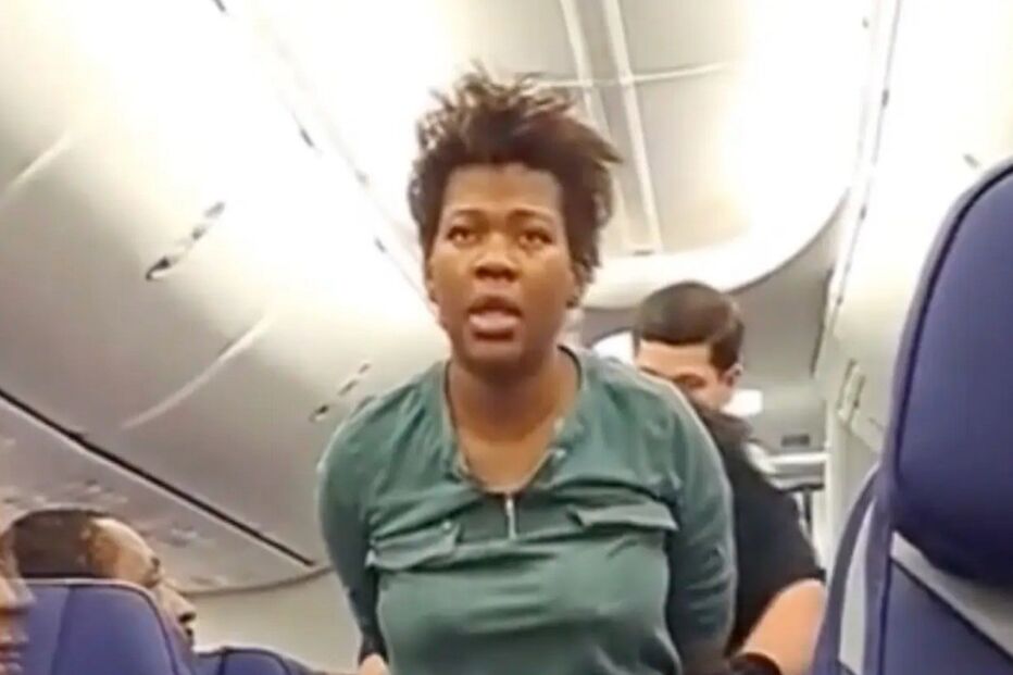 Mulher tenta abrir porta de avião