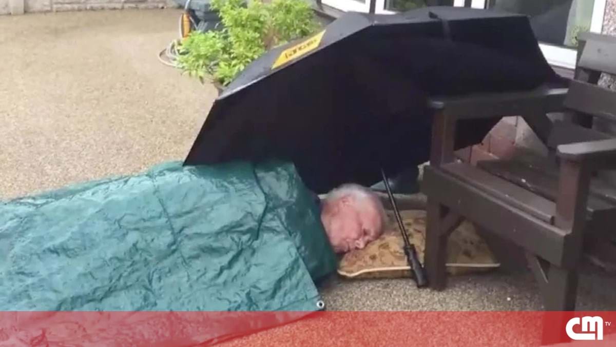 Un anciano con cáncer terminal espera siete horas bajo la lluvia por una ambulancia