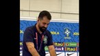 Gato invade conferência de imprensa da seleção brasileira e assessor atira-o para o chão
