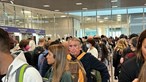 Centenas de pessoas retidas no Aeroporto de Lisboa devido a avaria no sistema de passaportes eletrónicos 