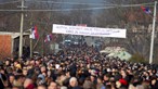 Minoria sérvia mantém bloqueios de estradas no Kosovo
