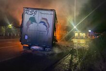 Incêndio consome camião e deixa condutor ferido na A1 em Santa Maria da Feira