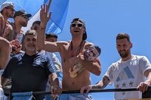 Guarda-redes argentino leva boneco com cara de Mbappé para as celebrações do título