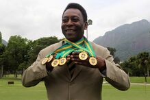 Pelé mostra as suas medalhas do campeonato nacional brasileiro, a 22 de dezembro de 2010