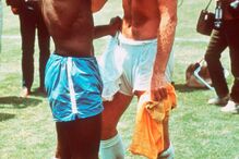 Pelé troca de camisola com Bobby Moore, capitão da Inglaterra, no final de jogo com o Brasil no Mundial de 1970