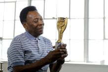 Pelé posa com o troféu do Mundial de 1958 durante uma entrevista, em Nova Iorque, EUA, a 26 de abril de 2016