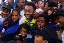 Pelé posa com jovens fãs no Orlando Stadium