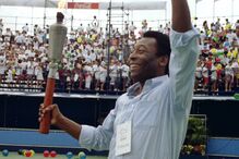 Pelé segura a tocha usada para acender a tocha olímpica, a 20 de janeiro de 2004