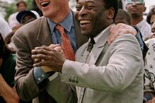 Bill Clinton, então presidente dos EUA, e Pelé após uma breve partida de futebol numa uma escola de desporto fundada pelo craque brasileiro