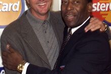 Johan Cruyff e Pelé, já retirados dos campos, abraçam-se na sala de imprensa do Amsterdam Arena enquanto embaixadores de futebol