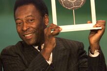 Pelé levanta o troféu de Jogador do Século da FIFA em Roma, a 11 de dezembro de 2000. Diego Maradona também ganhou o prémio de Jogador do Século