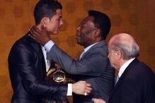Pelé dá os parabéns a Cristiano Ronaldo pela conquista da Bola de Ouro da FIFA 2013, em Zurique