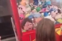 Criança, máquina, brinquedos