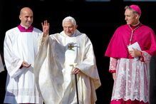 Papa Emérito Bento XVI acena ao chegar para assistir à missa de beatificação do Papa Paulo VI