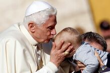 Papa Bento XVI beija bebé no Vaticano