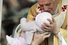 Sumo Pontífice beija um bebé