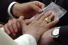 Bento XVI abençoa uma fotografia de Madeleine McCann