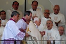 Papa Bento XVI passa pelo cardeal Antonio María Rouco Varela