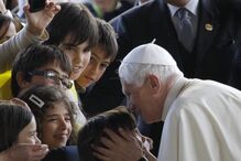 Papa Bento XVI beija uma criança