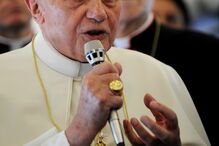 Papa Bento XVI fala aos jornalistas no avião a caminho de Portugal