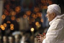 Papa Bento XVI reza em Fátima