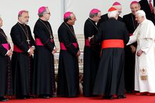 Bento XVI é cumprimentado por Bispos à chegada a Lisboa