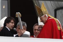 Papa Bento XVI recebe uma guitarra de um estudante