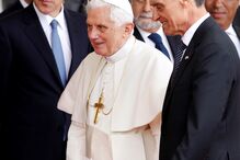Bento XVI com Cavaco Silva e José Sócrates, à data primeiro-ministro