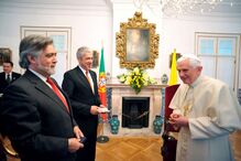 Papa Bento XVI é cumprimentado por José Sócrates e Luís Amado, então ministro dos Negócios Estrangeiros