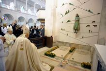 Papa Bento XVI reza no túmulo dos pastorinhos