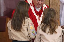 Papa Bento XVI cumprimenta jovens escuteiras